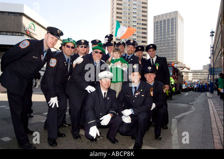 Il giorno di san patrizio 2003 a Birmingham con i vigili del fuoco di new york che mostra la solidarietà con il regno unito dopo le Twin Towers attacchi Foto Stock