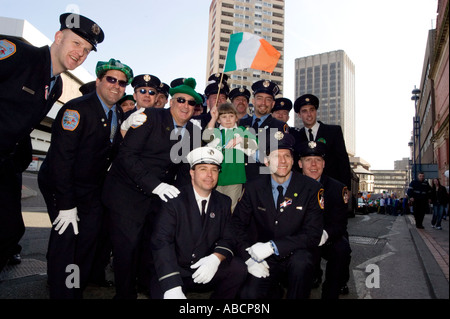 Il giorno di san patrizio 2003 in Birmingham con i vigili del fuoco di new york che mostra la solidarietà con il regno unito dopo le Twin Towers attacchi Foto Stock