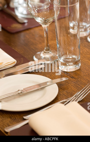 Una tabella in un pub di cui pronto per la cena Foto Stock