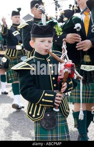 Il giorno di San Patrizio in Birmingham 2007 con il wolverhampton celtica irlandese Marching Band con un bambino piper Foto Stock