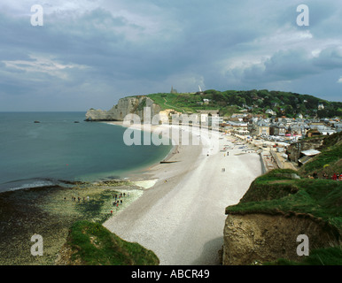 La spiaggia e la città di Étretat, con sassoso chalk scogliere della Falaise d'Amont oltre, Normandie (Normandia, Francia). Foto Stock