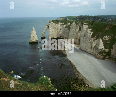 Varie caratteristiche geografiche di erosione costiera, Étretat, Côte d Albâtre, Normandie (Normandia, Francia). Foto Stock