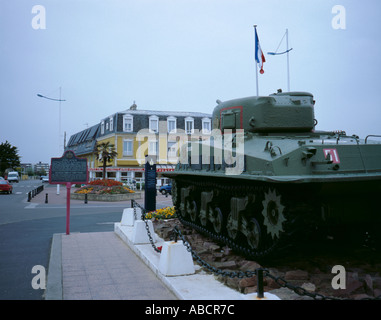 Monumento ai carri armati nel villaggio di Berniéres-sur-Mer, Normandia (Normandia), Francia. Foto Stock