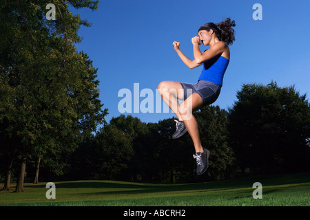 Donna pratica kick boxing Foto Stock