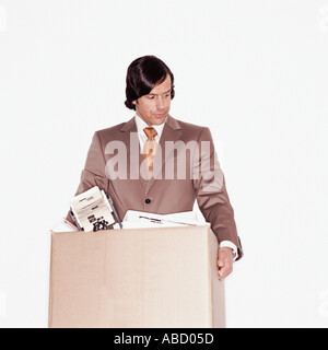 Imprenditore che porta una scatola di carte Foto Stock
