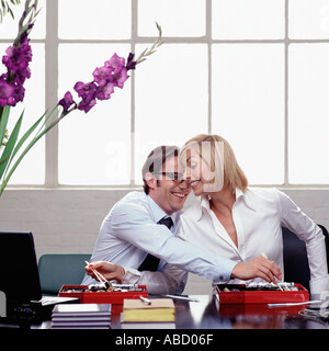 Mangiare e flirtare al lavoro Foto Stock