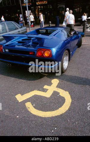 Sport automobile parcheggiata nella baia di disabili Foto Stock