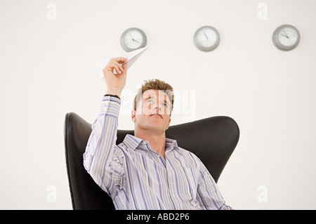 Imprenditore circa a buttare aeroplano di carta Foto Stock