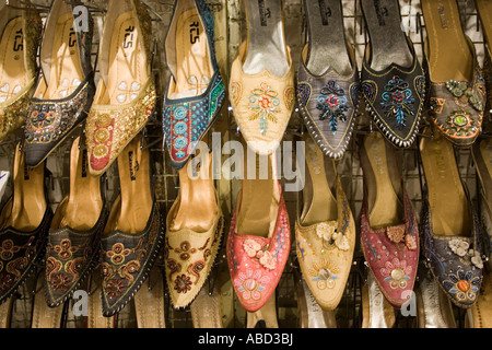 Rack di slittamento su womens decorate scarpe Chiang Mai Night Market a nord della Thailandia Foto Stock