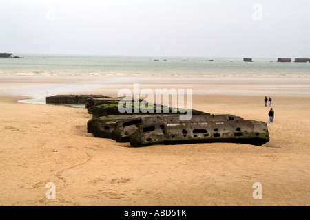 Arromanches Normandia Francia rimane di Mulberry Harbour sulla spiaggia d'Oro Foto Stock