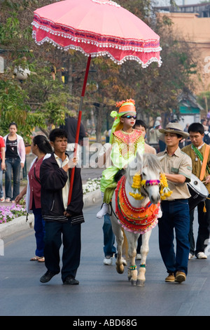 I filati di poliesteri orientati hanno cantato lungo ragazzo proveniente dall'età scena Chiang Mai Festival dei Fiori sfilata della Thailandia Foto Stock