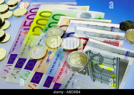 Banconote e monete in euro Foto Stock