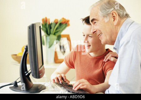 Nonno e nipote tramite il computer Foto Stock