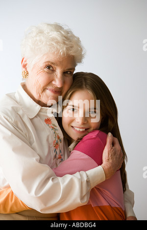 La ragazza e la nonna avvolgente Foto Stock