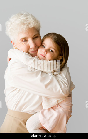 Nonna abbracciando la nipote Foto Stock