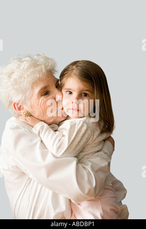 Nonna kissing nipote Foto Stock