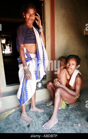 Famiglia Saora presso il villaggio di Gaibambh vicino Taptapani, Orissa, India. Foto Stock