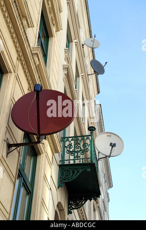 Antenne satellitari su una casa Foto Stock