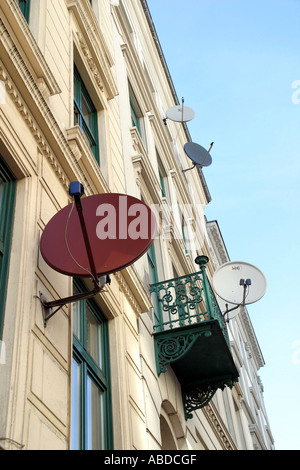 Antenne satellitari su una casa Foto Stock