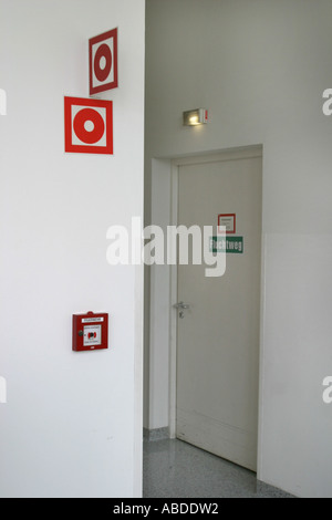 Rilevatore di fuoco e la via di fuga - porta antincendio Foto Stock