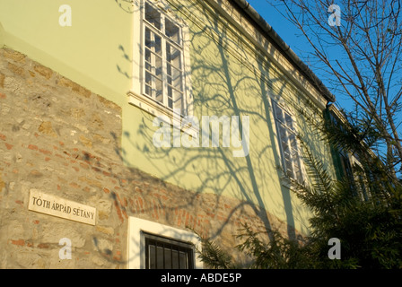 Vecchio edificio Toth Arpad Setany Quartiere del Castello di Budapest Ungheria Foto Stock