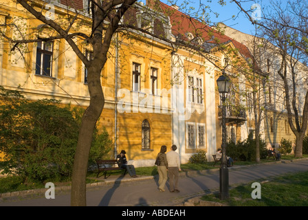 Gli edifici di vecchia costruzione Toth Arpad Setany Quartiere del Castello di Budapest Ungheria Foto Stock