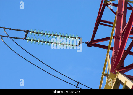 Potenza elettrica della torre di trasmissione dettaglio chiudere fino di isolatore Foto Stock