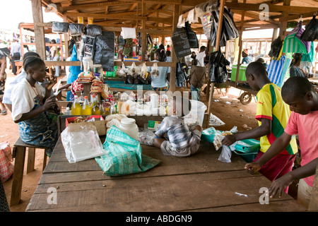 Un trafficato mercato nella foresta pluviale città di Pokone, la Repubblica del Congo Foto Stock