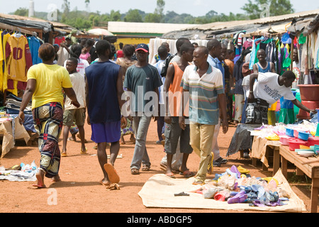 Un trafficato mercato nella foresta pluviale città di Pokone, la Repubblica del Congo Foto Stock