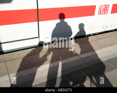 La famiglia presso la stazione Foto Stock