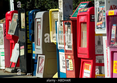 Riga del giornale vending caselle sul lato della strada Foto Stock