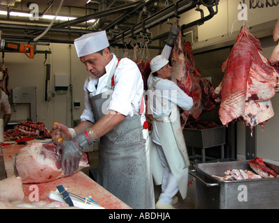 Butcher con indumenti di protezione Foto Stock