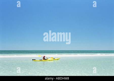 Sea kayaker pagaiando lungo la spiaggia sabbiosa Adelaide Australia del Sud Foto Stock