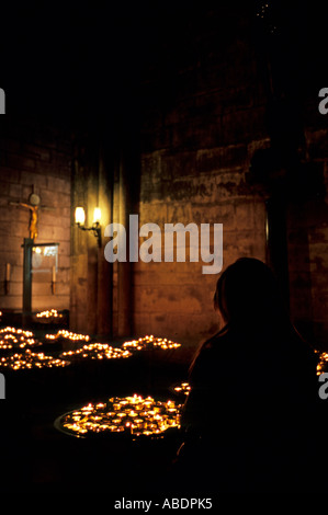 Parigi Notre Dame Catherdal preghiera con candele Foto Stock