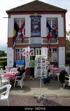 Ponte Pegasus cafe uno storico edificio di guerra a Gondree Normandia Francia UE Foto Stock