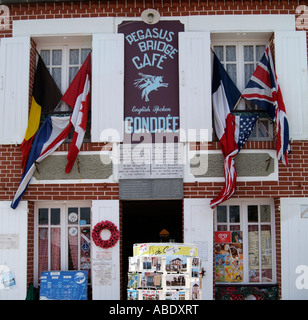 Ponte Pegasus cafe famoso edificio di guerra. Gondree Normandia Francia Foto Stock