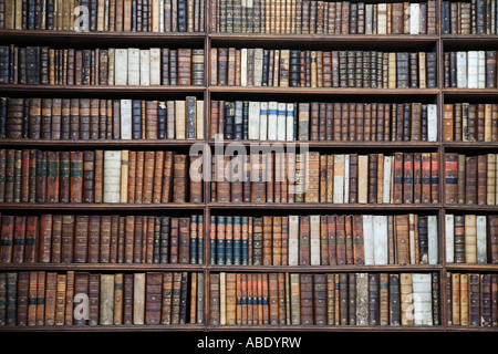 "Wren Library Cambridge' righe di vecchi libri sullo scaffale, "l'Università di Cambridge' parte di 'Trinity College' Foto Stock