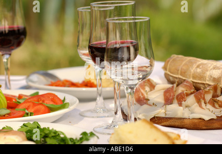 Bicchieri di vino con piastre Foto Stock