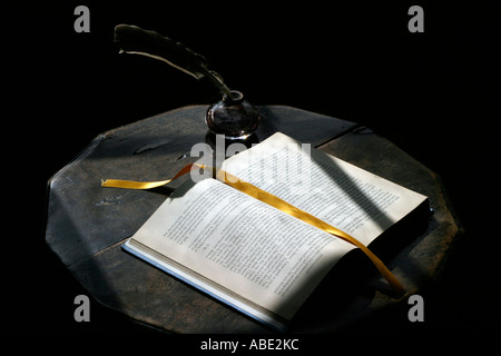 Bene l'inchiostro e il cappello a Jane Austen's scrivania Jane Austin House Museum Chawton vicino a Alton Hampshire REGNO UNITO Foto Stock