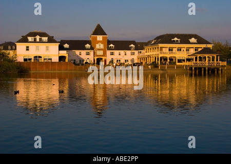 La centralissima piazza Watermead Aylesbury Buckinghamshire Foto Stock