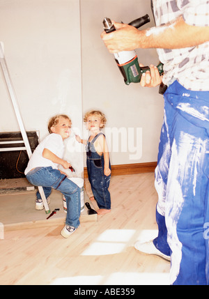 Padre con i bambini nella nuova casa Foto Stock