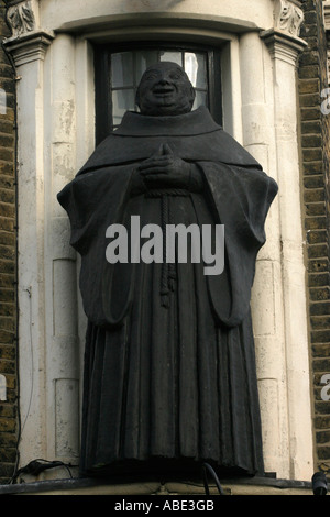 Statua di un frate al di fuori del Blackfriar Public House London REGNO UNITO Foto Stock