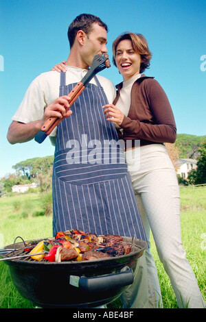 Paio di cottura degli alimenti sul barbecue Foto Stock