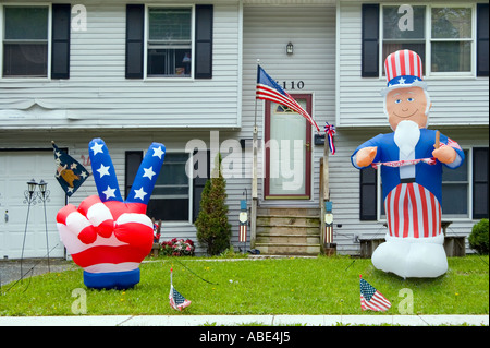 Un suburban prato anteriore con patriottici Blow up icone nel Rensselaer New York Foto Stock