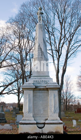 Tomba del Generale Tom Thumb il midget in P T Barnums circus il cui nome originale è stato Charles Sherwood Stratton a Bridgeport, CT Foto Stock