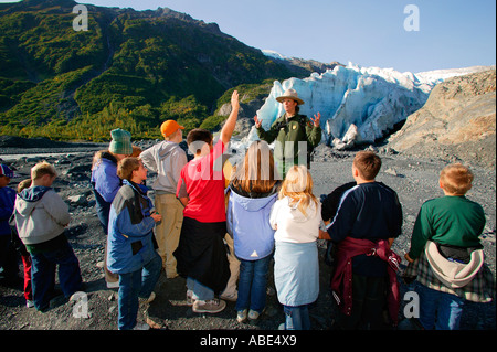 Un ranger del parco leader di un gruppo di studenti in gita a Exit Glacier Il Parco nazionale di Kenai Fjords vicino a Seward Alaska Foto Stock