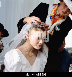 Madre contribuisce sposa con velo Foto Stock