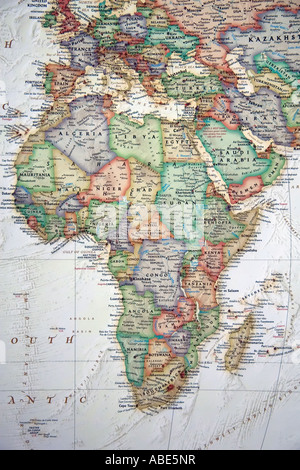 Una vista di Africa e la regione circostante su una multa, dettagliata e colorata mappa del mondo. Foto Stock