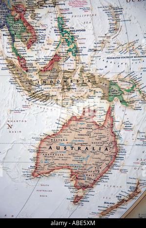 Una vista di Australia e la regione circostante su una multa, dettagliata e colorata mappa del mondo. Foto Stock