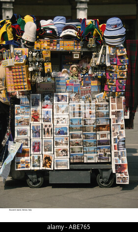 Stand di souvenir, Venezia, Italia Foto Stock